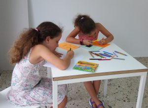 Les dues nenes inscrites ja han començat a escriure el seu propi conte i també faran les il·lustracions. Per als nens i nenes, el taller es fa de les 18:00 a les 19:00 hores.