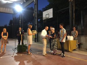 L’alcalde de Riba-roja d’Ebre, Antonio Suárez, lliura la placa commemorativa a la Teresina, mentre que l’alcaldessa de Garcia, Blanca López, li fa entrega d’un ram de flors.