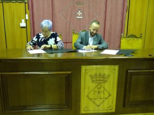 Signatura del conveni per cedir la cessió de la llar dels jubilats a l'entitat