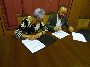 La presidenta i l'alcalde signant el conveni entre ambdues parts
