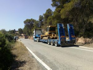 S'han traslladat a la zona de l'incendi tres màquines de gran tonatge que han treballat a les carreteres que comuniquen Flix amb la Palma i Bovera.