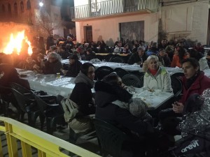 Foguera i sopar popular a la plaça del Refossar. Foto: Equip De Voluntaris De Les Festes