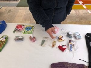 Materials a la venda fets a mà per les dones del poble.